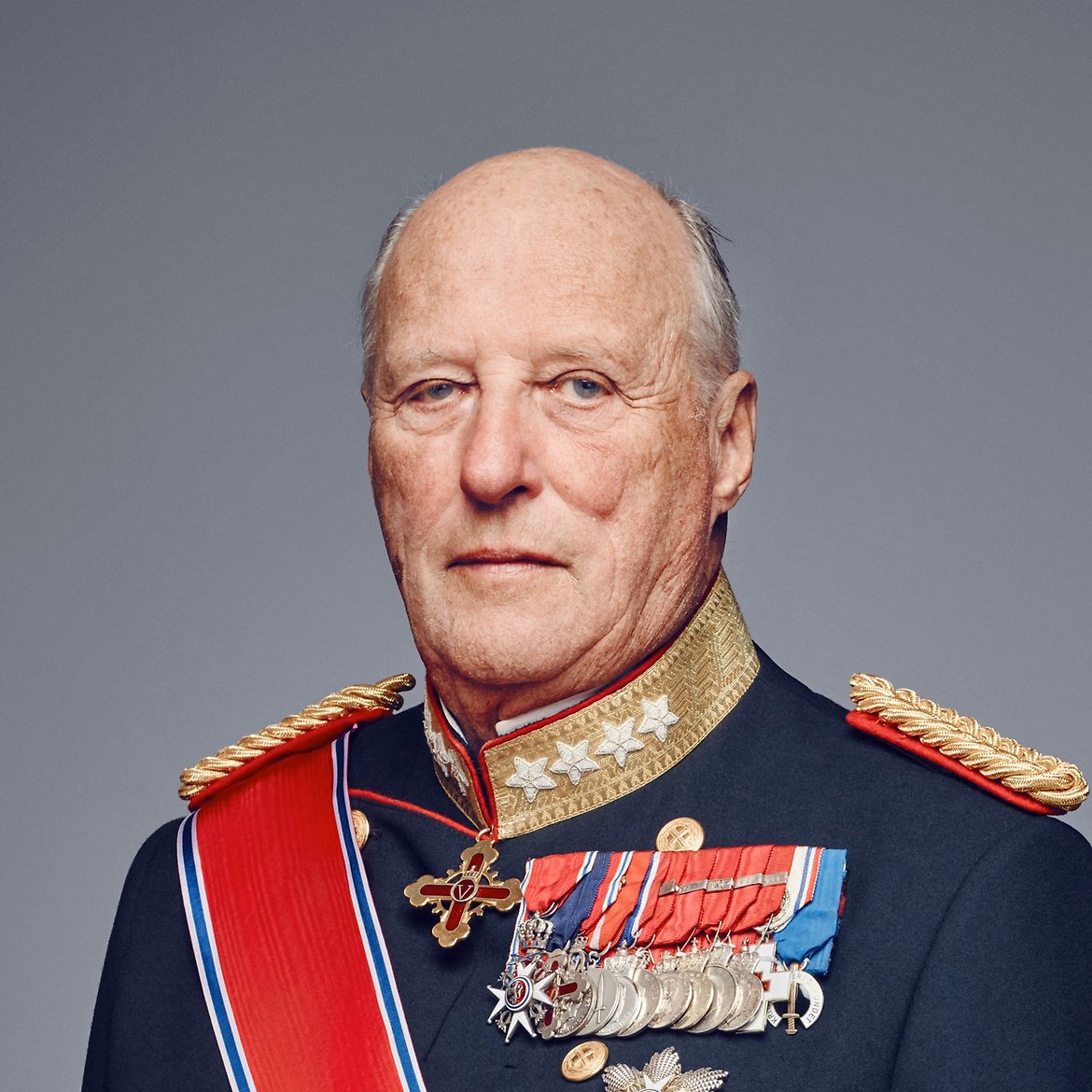 Bilde av Hans Majestet Kong Harald V i uniform.